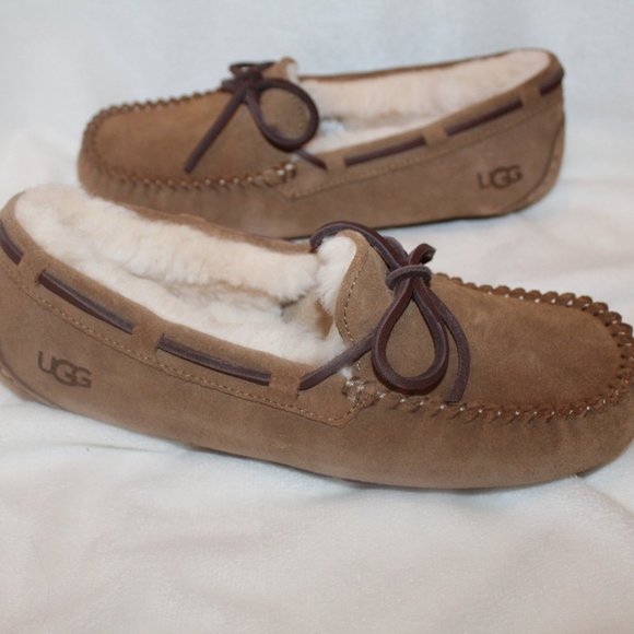 NEW‎ UGG WOMEN'S DAKOTA SUEDE SHEARLING LINED BOW SLIPPERS CHESTNUT - Picture 1 of 8